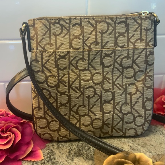👜Cute small crossbody purse by Calvin Klein.👜 - Picture 7 of 10